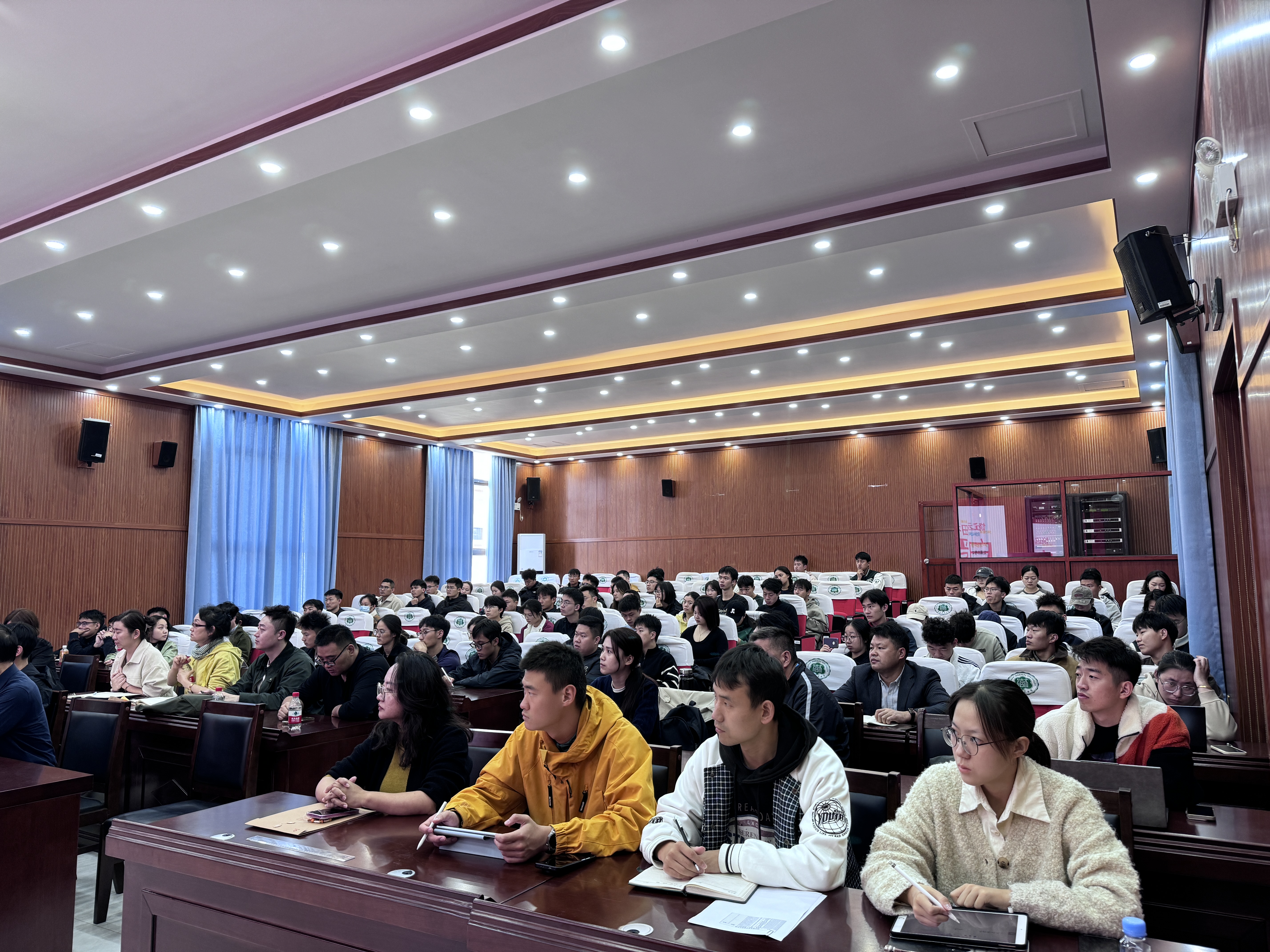 吉首大学白晋湘教授莅临海南师范大学体育学院作学术讲座