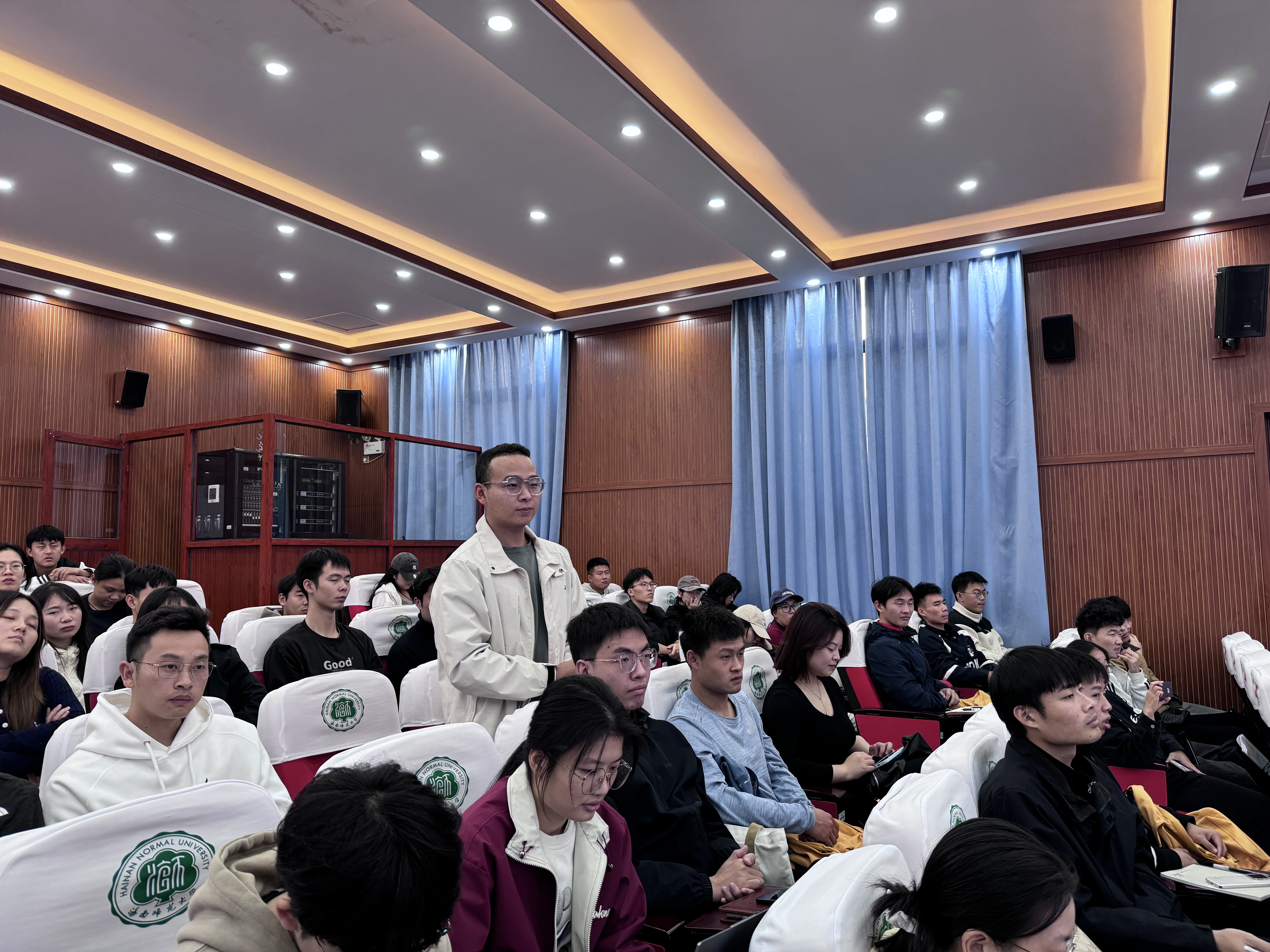 吉首大学白晋湘教授莅临海南师范大学体育学院作学术讲座