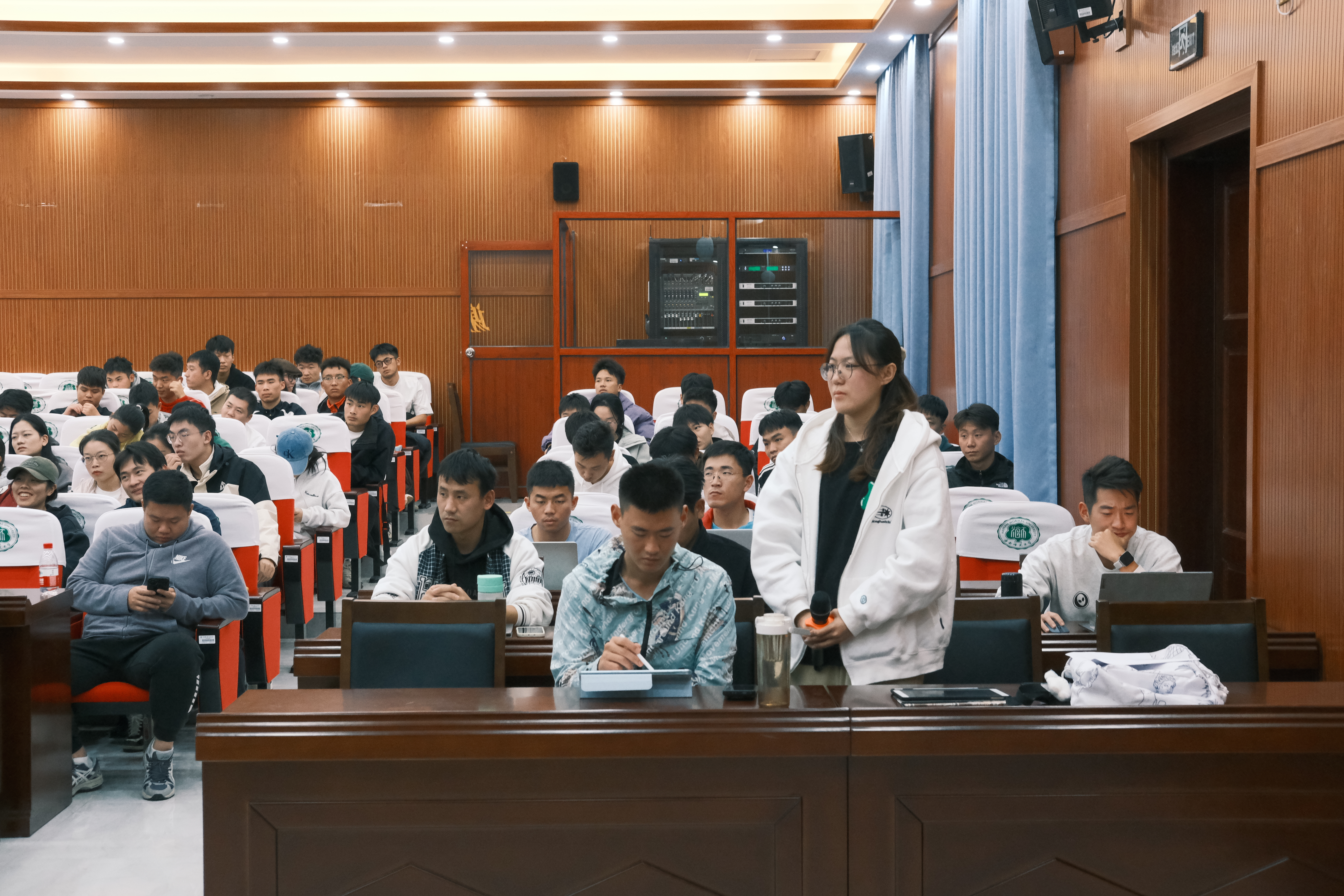 首都体育学院副院长王凯珍教授莅临我院作学术讲座